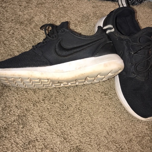 Black Nike Rosche shoes - Picture 2 of 4